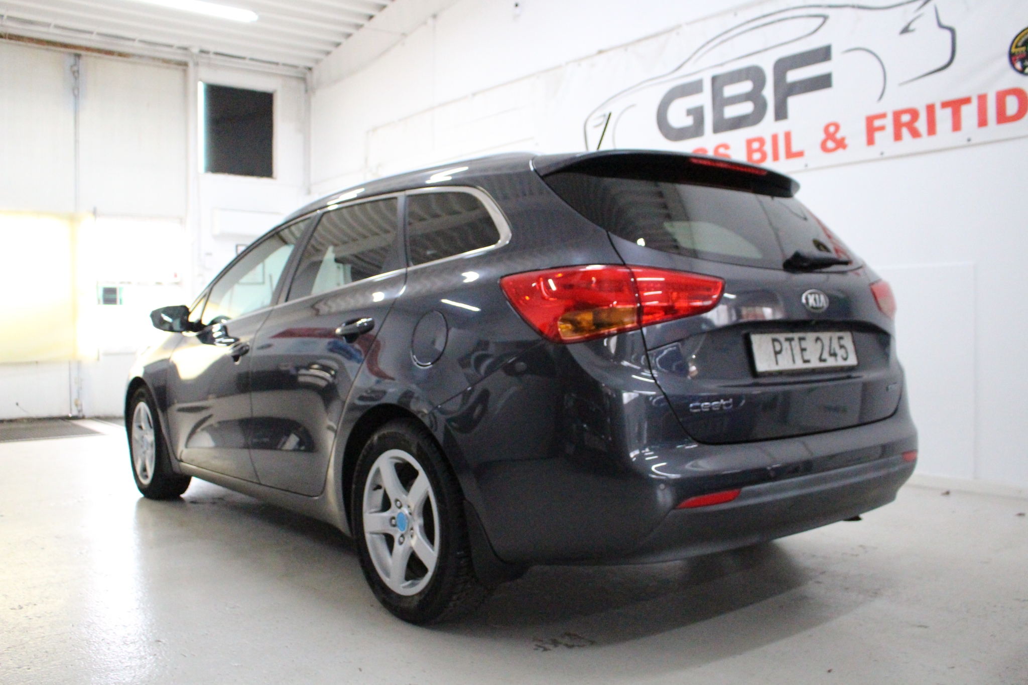 Kia Ceed cee'd_sw 1.6 CRDi AUTOMAT 2014, bild 3/40