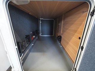 Husbil-halvintegrerad LMC Breezer H737 19 av 20