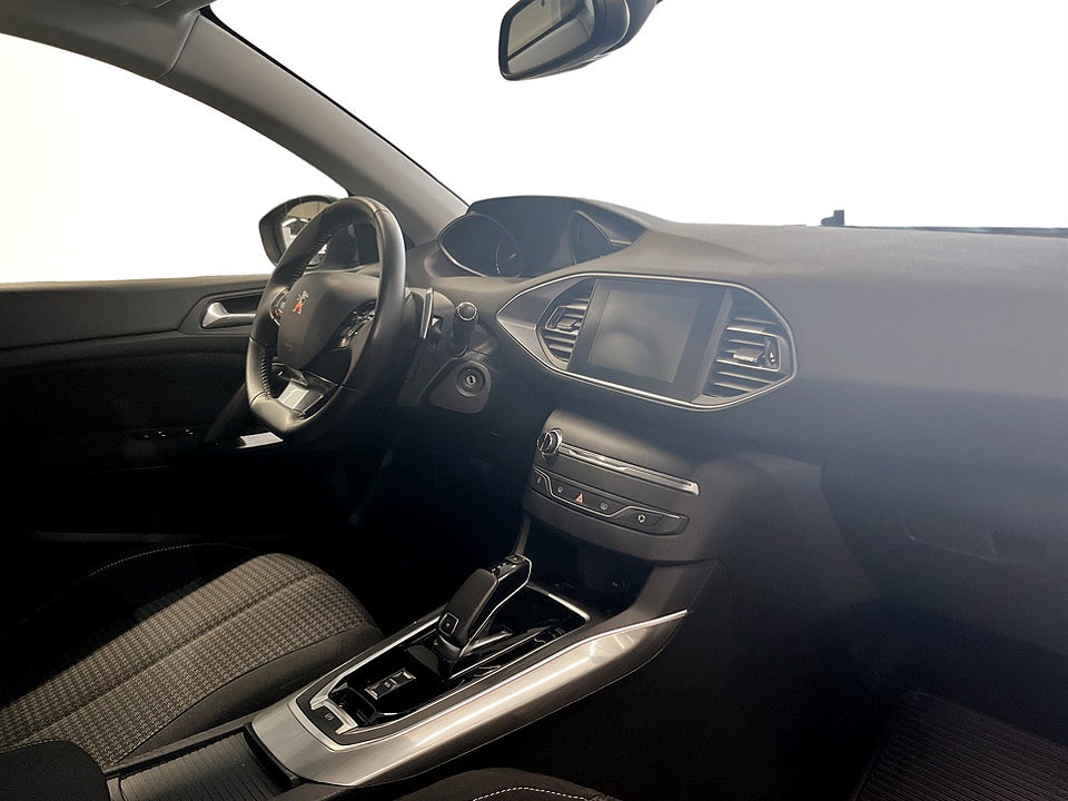 Bild på Peugeot 308 sw Active 1.2 PT 130hk Aut BACKSENSORER EN ÄGARE