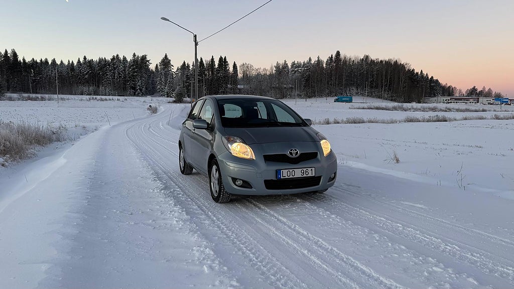 Toyota Yaris 5-dörrar 1.33 Dual VVT-i M-värm V-hjul