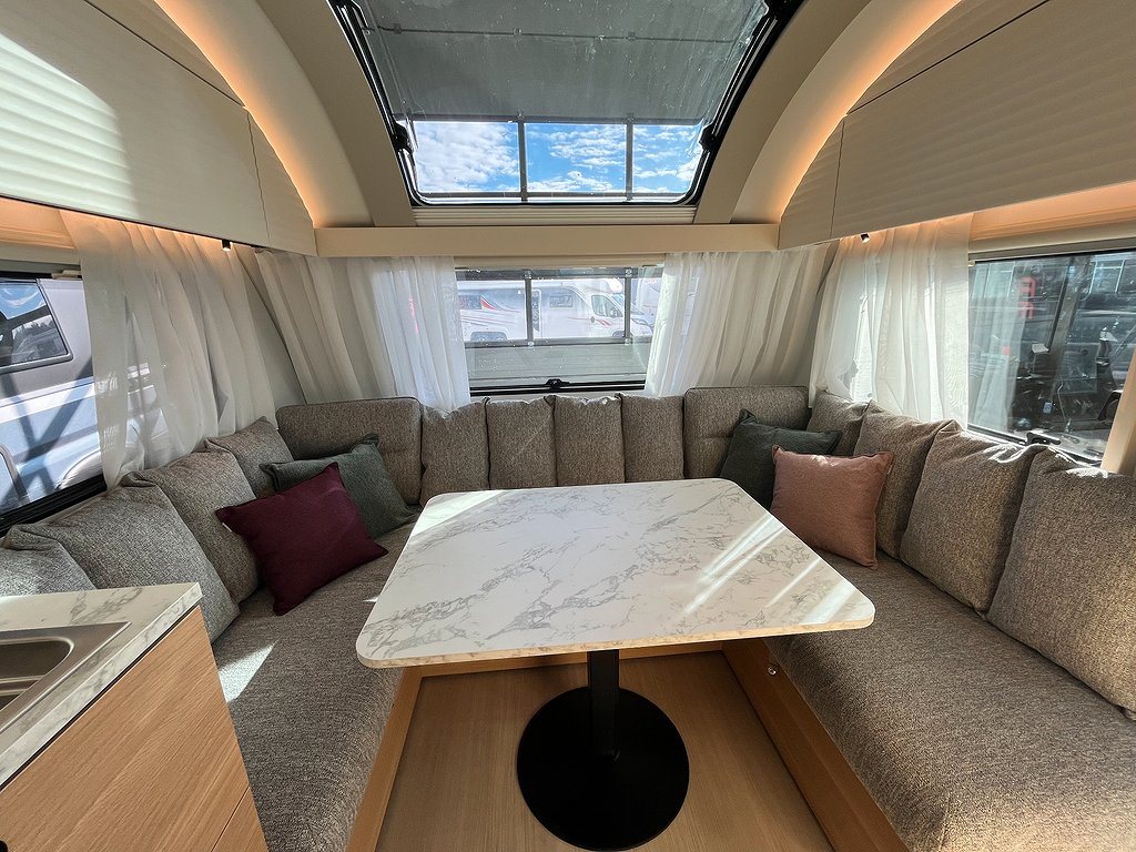 Adria Adora 613 UT /ALDE / Queens-bed på tvären / Badrum bak - Adria