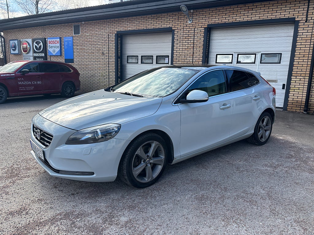 Volvo V40 Summum D3 Automat| Backkamera | Panoramasoltak | V-Hjul