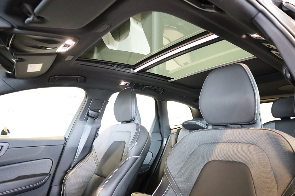 Volvo XC60 Recharge T6 AWD AUT R-Design Pano H&K Navi Kamera