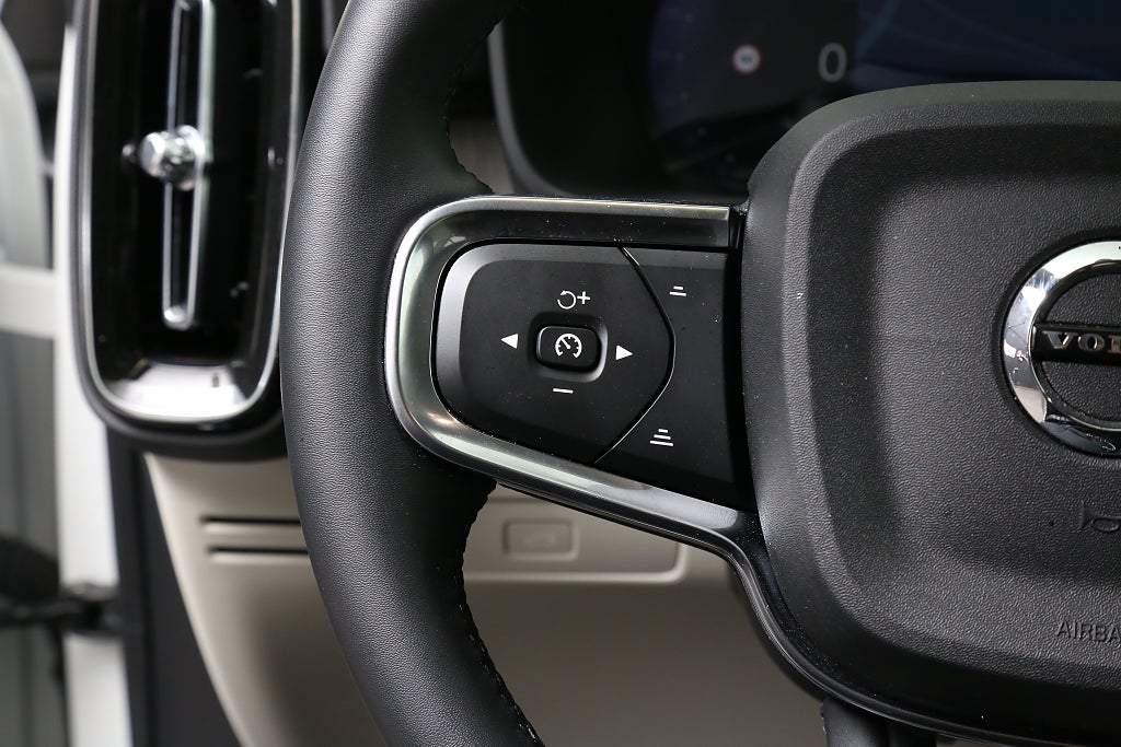 Volvo XC40 B4 Bensin 197hk Ultra Dark Skinn l Panorma l H/K l 360° 2025