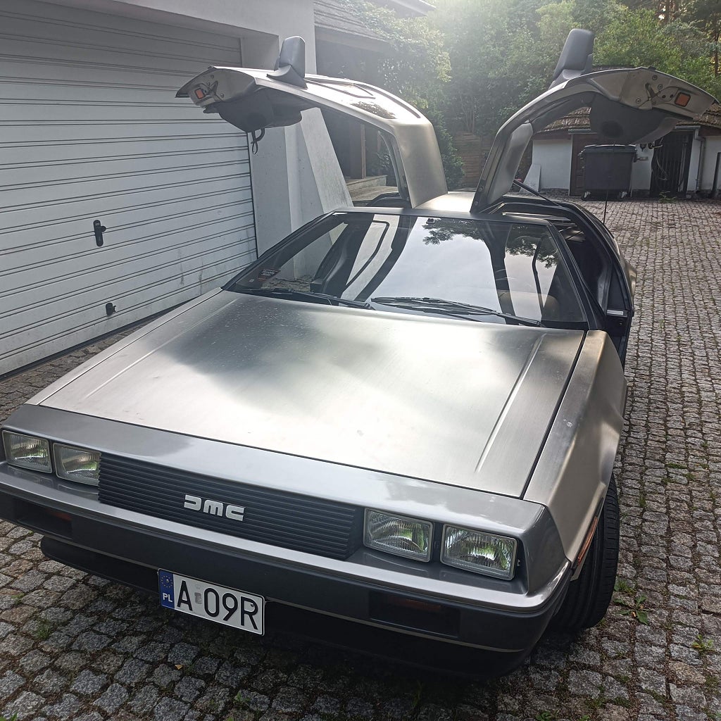 DeLorean DMC-12 