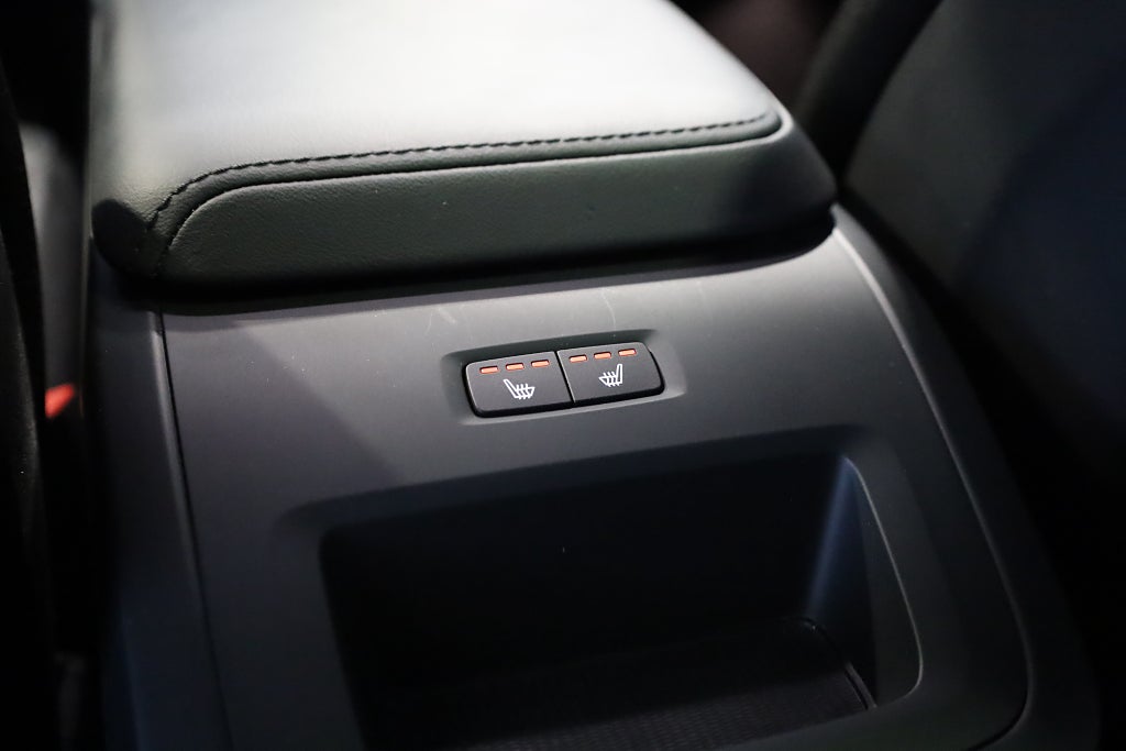 Volvo XC60 Recharge T6 AWD Geartronic Core Edition Drag Navi Moms