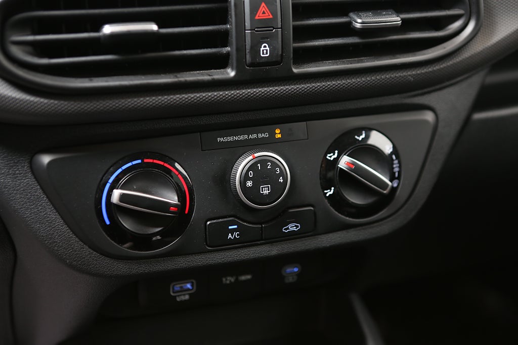 Hyundai i10 1,0 blue Essential CarPlay 2-tons lack