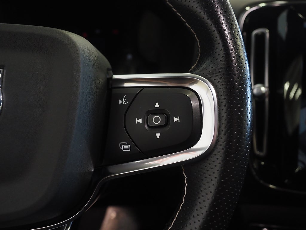 Volvo XC40 Recharge P8 AWD 408hk Core | Kamera | Skinn | 2021