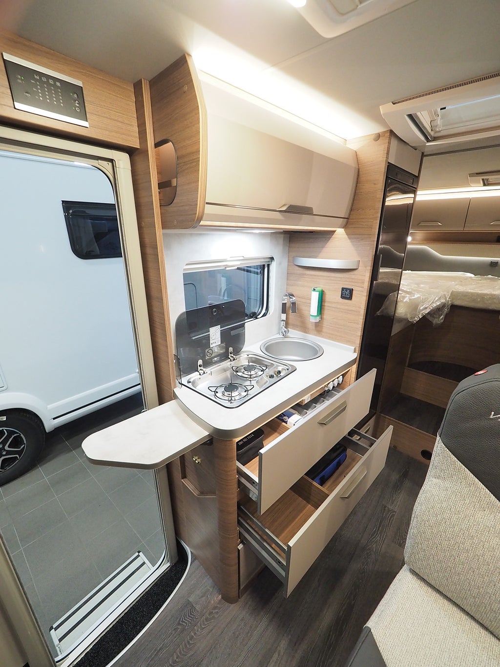 Knaus Van Ti 640 MEG Vansation AUT 177hk | Långbäddar I VW