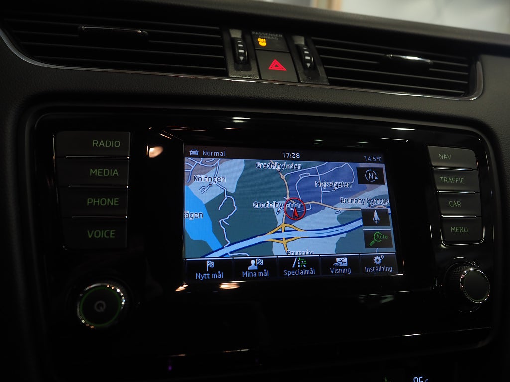 Skoda Octavia Kombi RS 2.0 TSI 220hk Dragkrok Navi P-Värm PDC 19" 2015