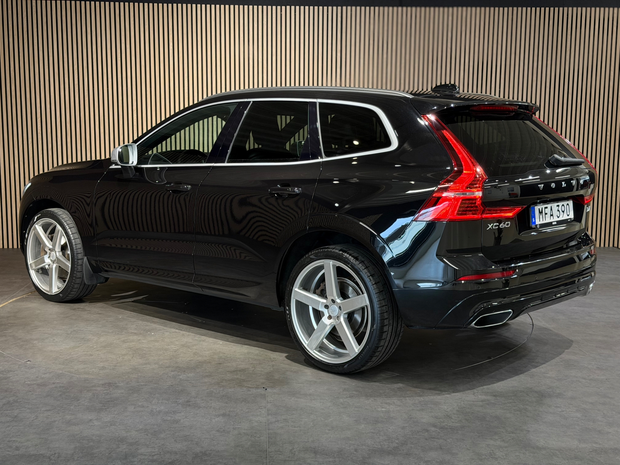 Volvo XC60 D4 AWD R-Design 2018, photo 6/56