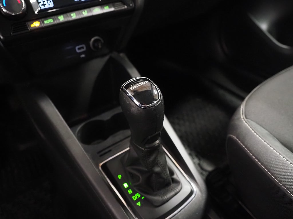 Skoda Fabia 1.0 TSI Style 95hk Motorvärmare Carplay P-Sensorer 2021