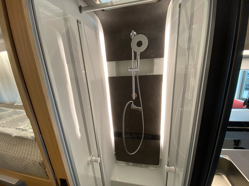 Adria Matrix Plus 670 SL / ALDE / Taksäng / 5 bältad / Auto - Adria
