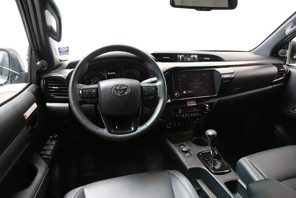 Toyota Hilux Dubbelhytt 2,8 MHEV 204hk Invincible 4WD Flak/Kåpa Moms 2026