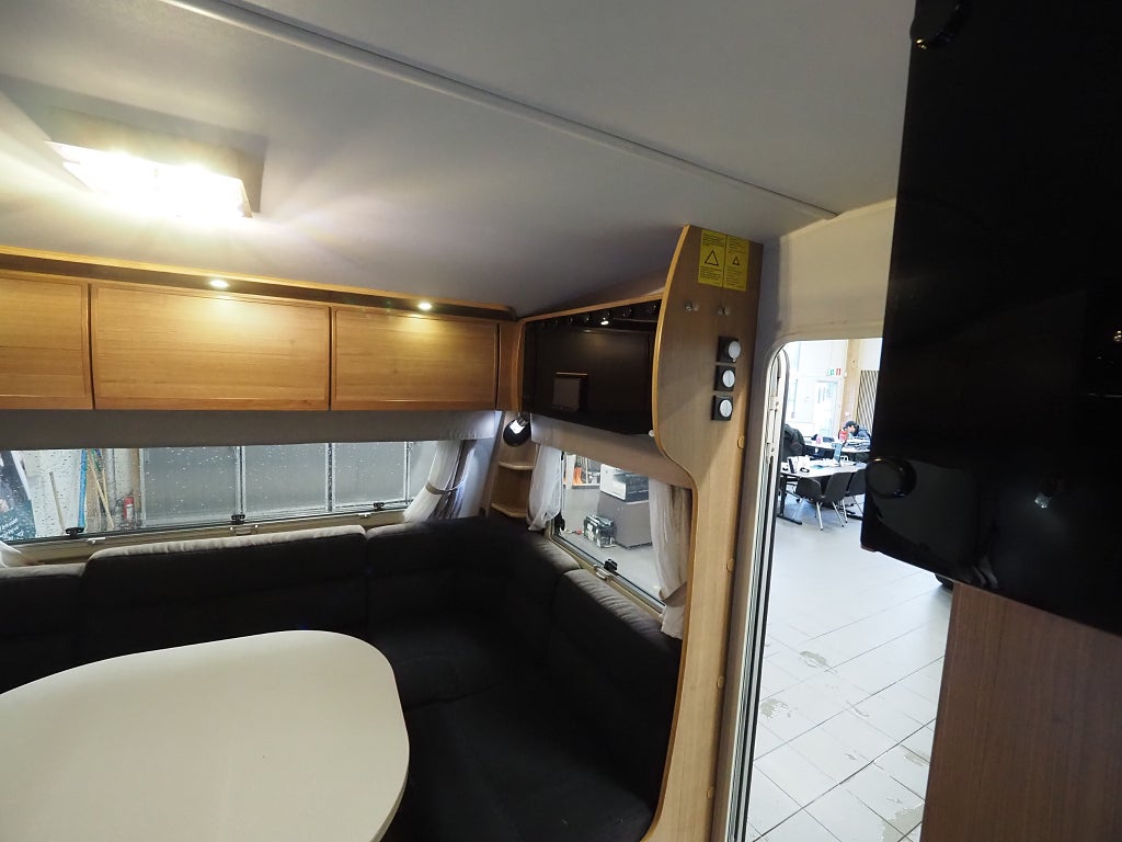 Polar 620 CTX Svit AC Vintervagn Dinette Franskbädd ALDE