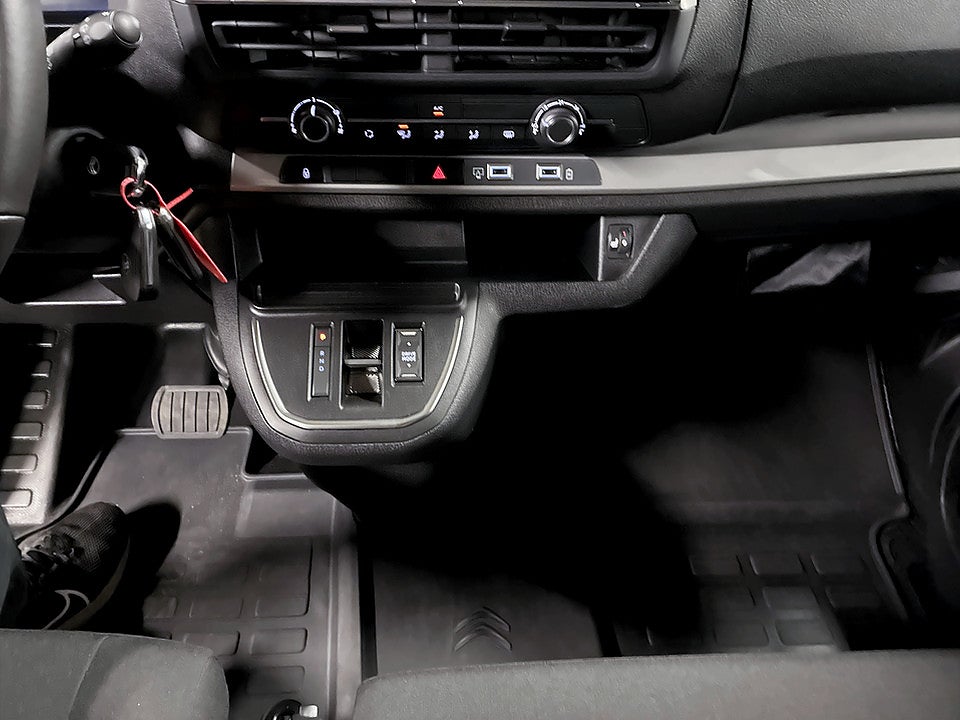 Bild på Citroen SpaceTourer PLUS 2.2 BHDi 180hk Aut 9-SITS BACKKAMERA CAPLAY