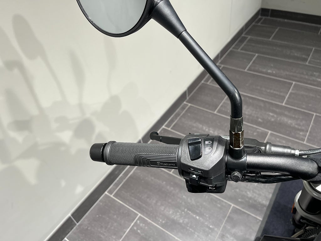 Husqvarna Svartpilen 401/Tankväska/Akrapovic/24mån Räntefritt