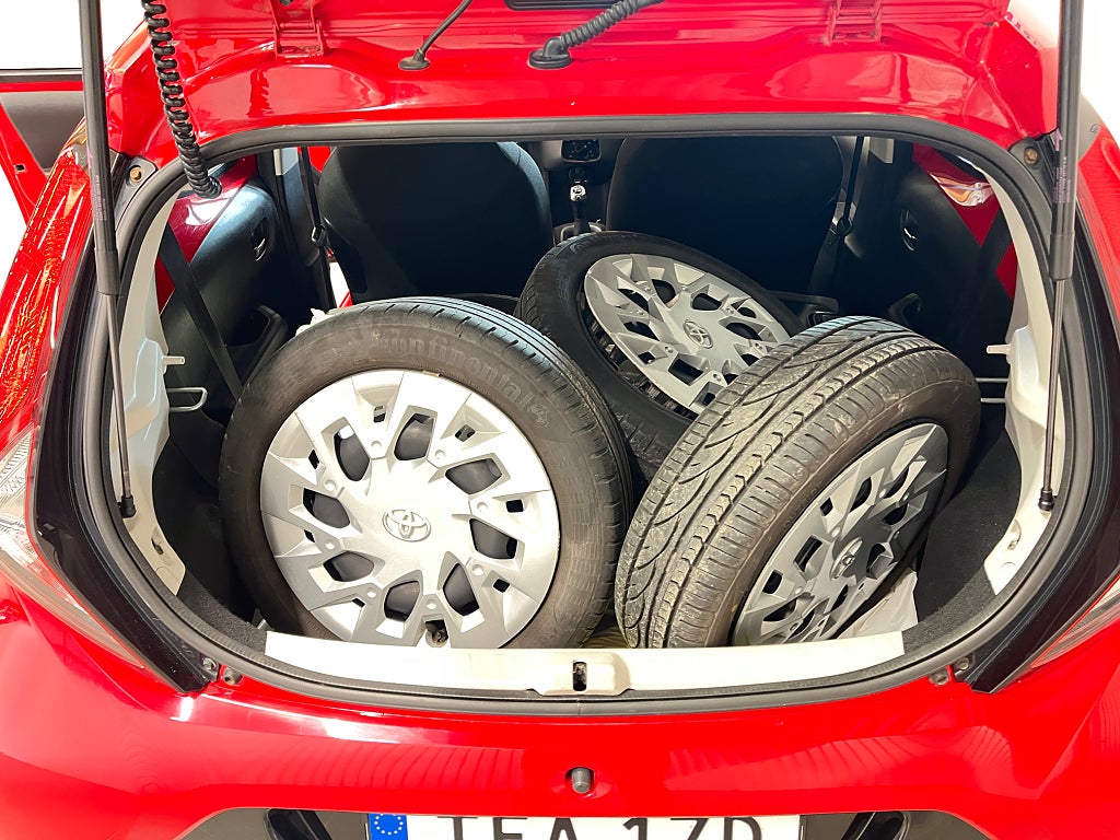 Toyota Aygo 5-dörrar 1.0 VVT-i X-PLAY / Kamera/ CarPlay/ V-hjul thumbnail