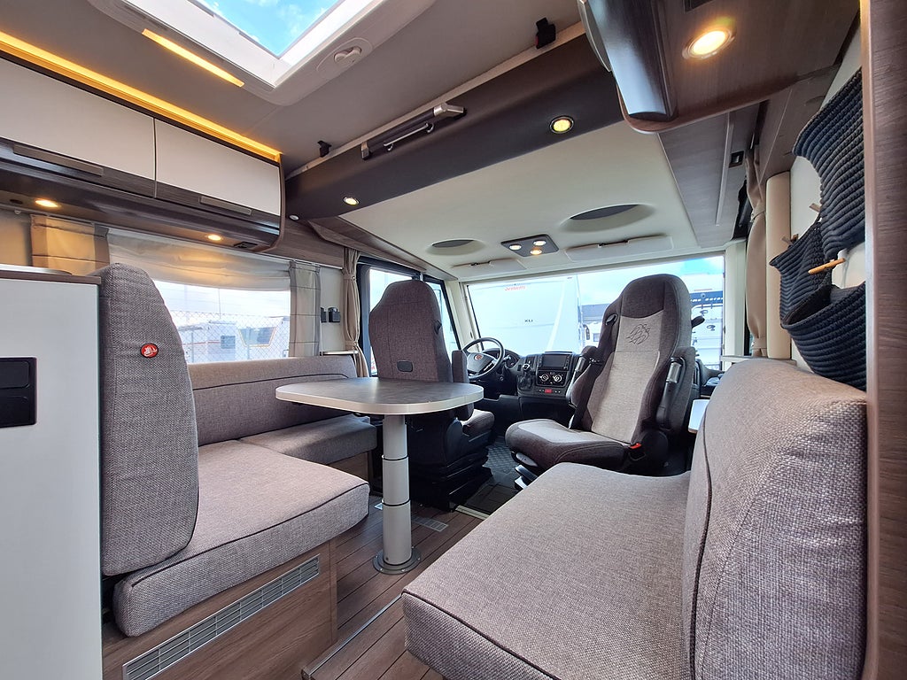 Knaus Live I 700 MEG Långbädd, Automat, Solcell, AC, Dragkrok