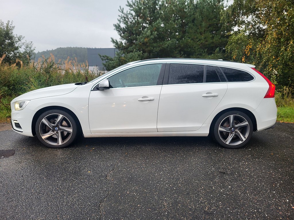 Volvo V60 RESERVERAD - R-Design D4 181Hk AWD VOC Navi Taklucka Sv-Såld 