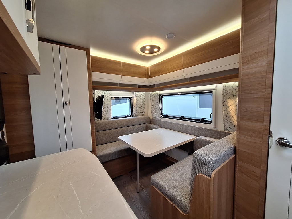 Hobby De Luxe 440 SFe Dubbelbädd, Boxmarkis