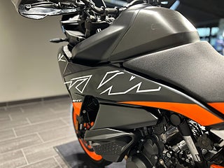 KTM 890 SMT /Techpack / Endast 671 mil / Nya däck