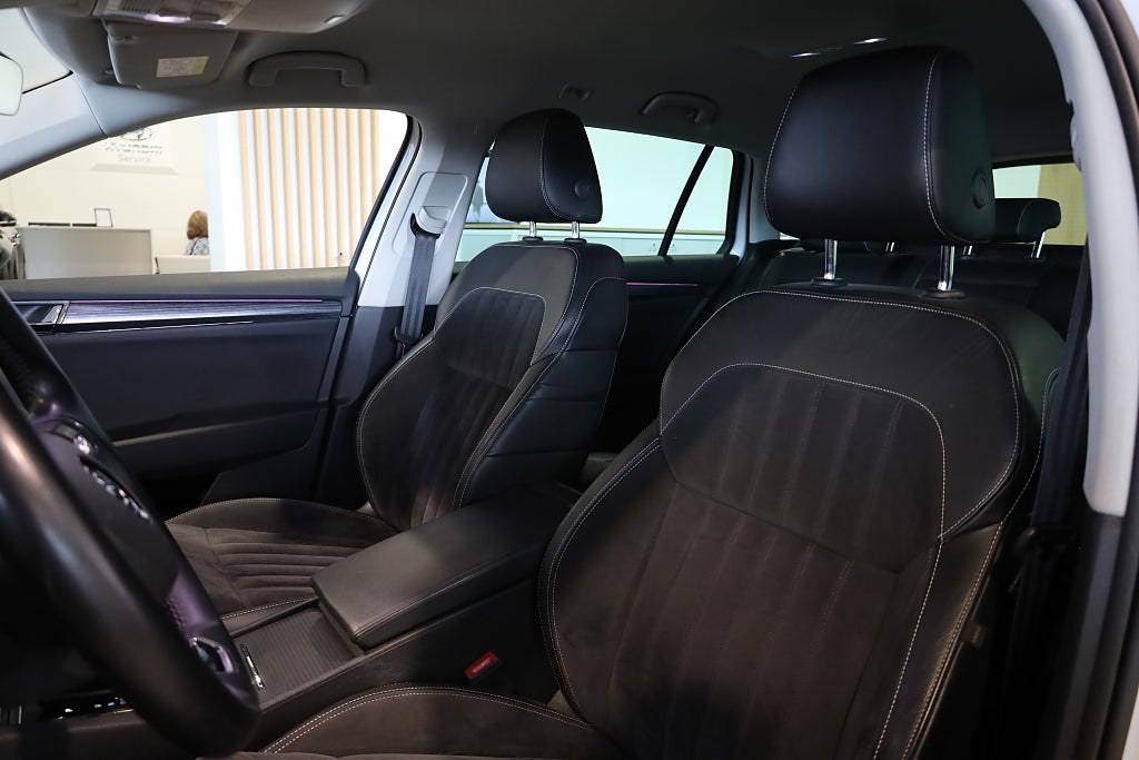 Skoda Superb iV Kombi 1.4 TSI iV Business Edition Drag Värmare 2022