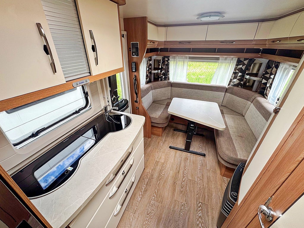Hobby 495 UL De Luxe - Långbäddar, Mover, 1450kg