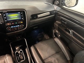Mitsubishi Outlander 4WD 7-sits Onyx Pano 360° Drag S/V-hjul