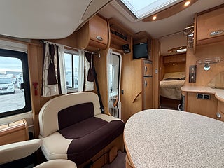 Husbil-integrerad Le Voyageur LX850 Mercedes (184HK AUT) Queensbed! ALDE! Hydrauliska stödben! 4 av 23