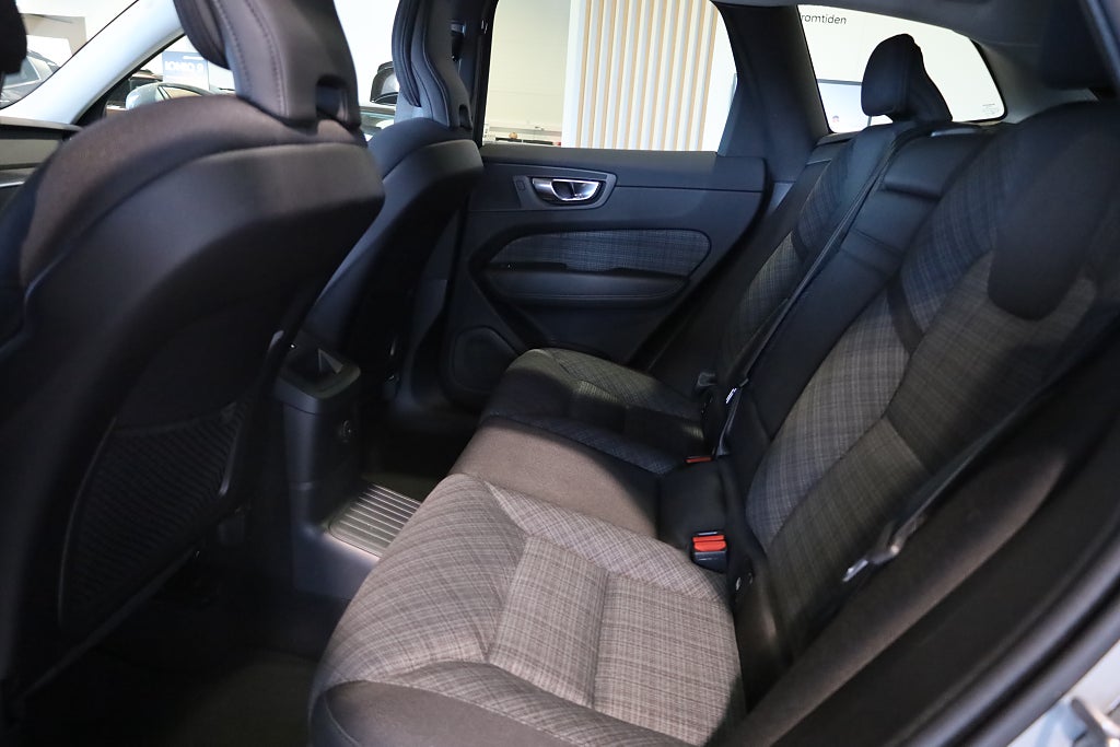 Volvo XC60 Recharge T6 AWD Geartronic Core Edition Drag Navi Moms