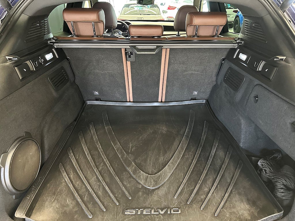 Alfa Romeo Stelvio 2.0 Turbo 16V Q4 200HK/B-Kamera/Veloce Läder/Navi/4.99%