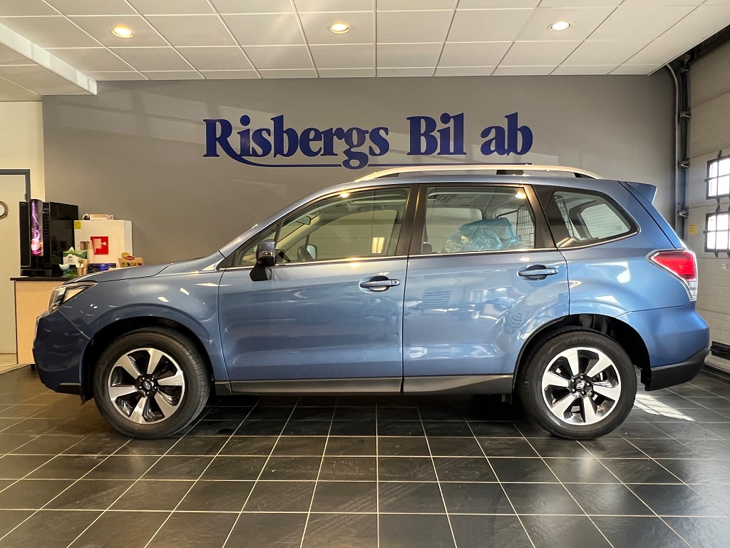Subaru Forester 2.0 4WD Aut Drag, M-värm, V-hjul, B-kam & Panorama!