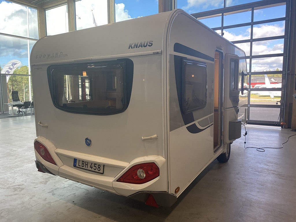 Knaus W01 Fransk bädd/Rundsoffa/1500 kg