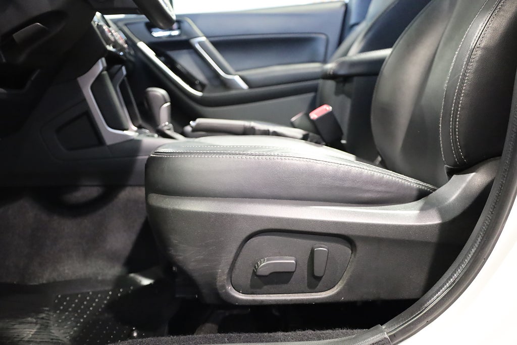 Subaru Forester 2.0 4WD XT 240 HK Drag M-Värme Pano Navi H&K Kamera 2018