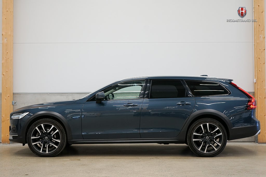 Volvo V90 Cross Country B4 AWD Plus Drag Dvärme 360 Läder 4zon 20" H/K BLIS 