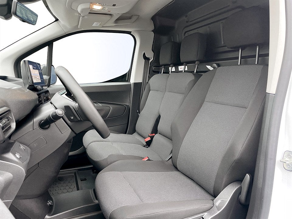 Bild på Peugeot Partner Plus 130hk AT8 L2 - DEMO