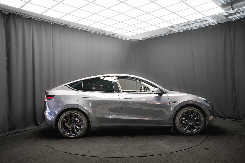 Tesla Model Y Standard Range RWD 20'' DRAG PANO LÄDER 1-ÄGARE MOMS