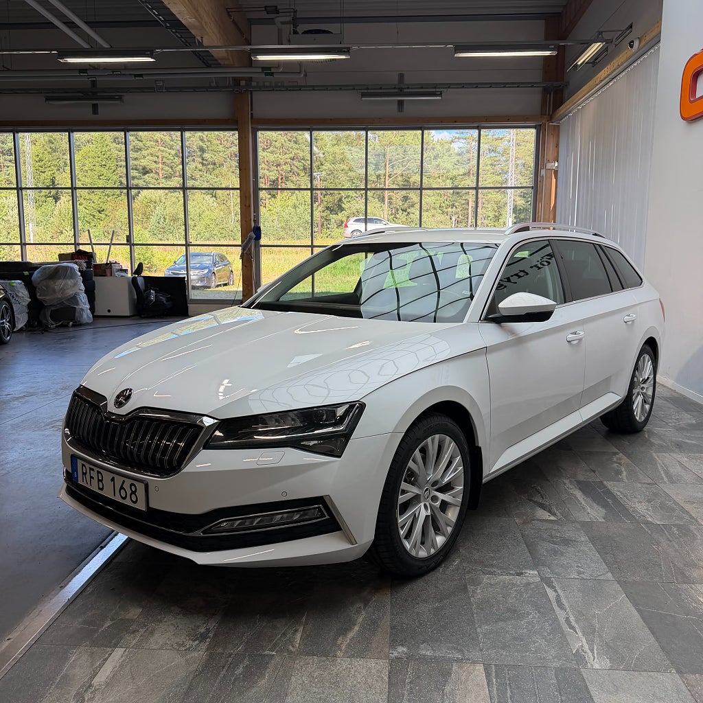 Skoda Superb iV Kombi 1.4 TSI Business Style Canton Carplay Värmare