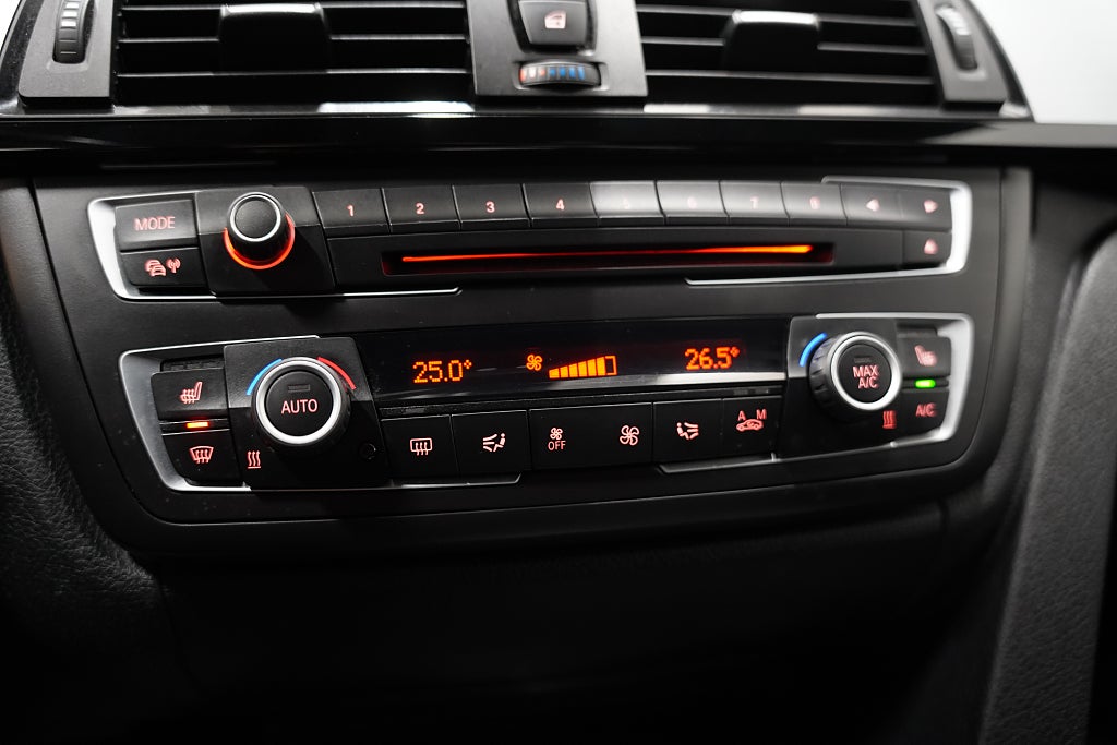 BMW 320D xDrive Touring 184hk Sport HIFI Panorama Farthållare