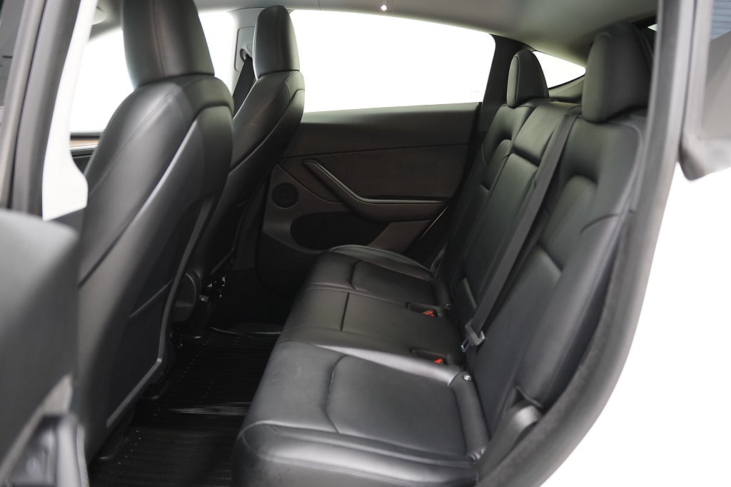 Tesla Model Y Standard Range 299hk / Dragkrok / En ägare