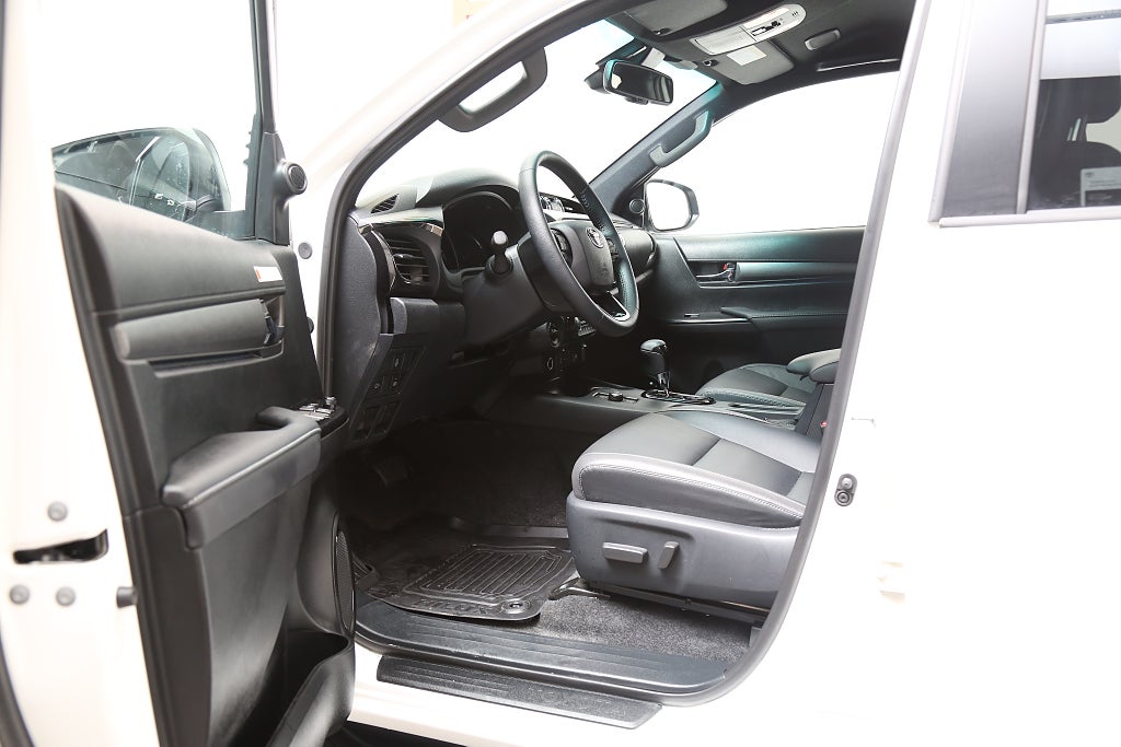 Toyota Hilux Dubbelhytt 2,8 MHEV 204hk Invincible 4WD Flak/Kåpa Moms 2026