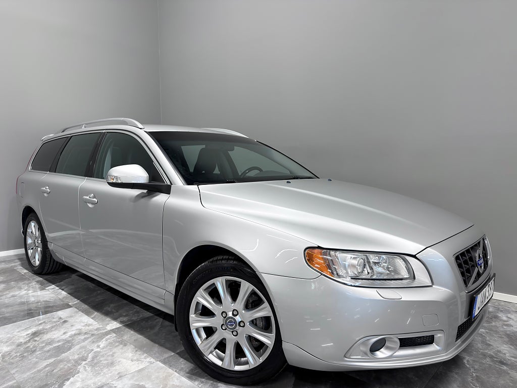 Volvo V70 2.5FT Summum/Värmare/Drag/Skinn/Fullservad/231HK