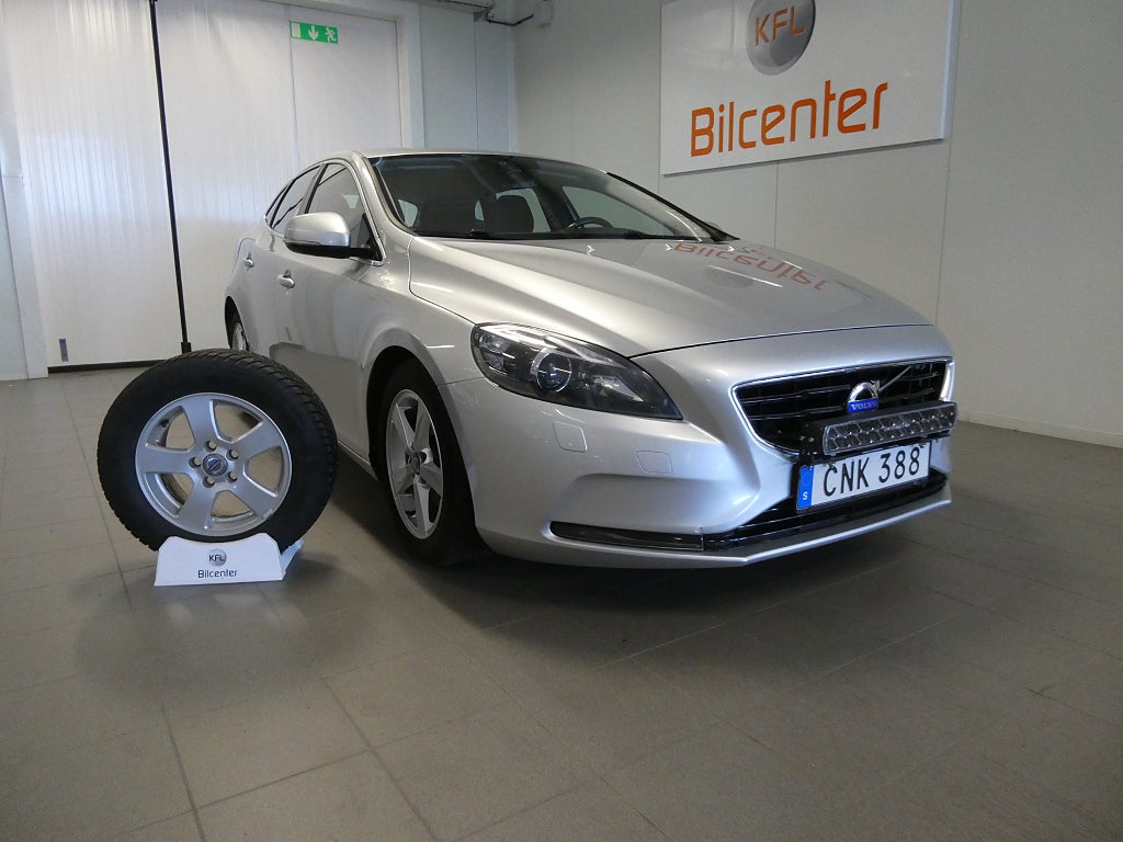 Volvo V40 D2 Momentum Värmare-PDC-BT-NYSERVAD*KAMREMSBYTT*SoV