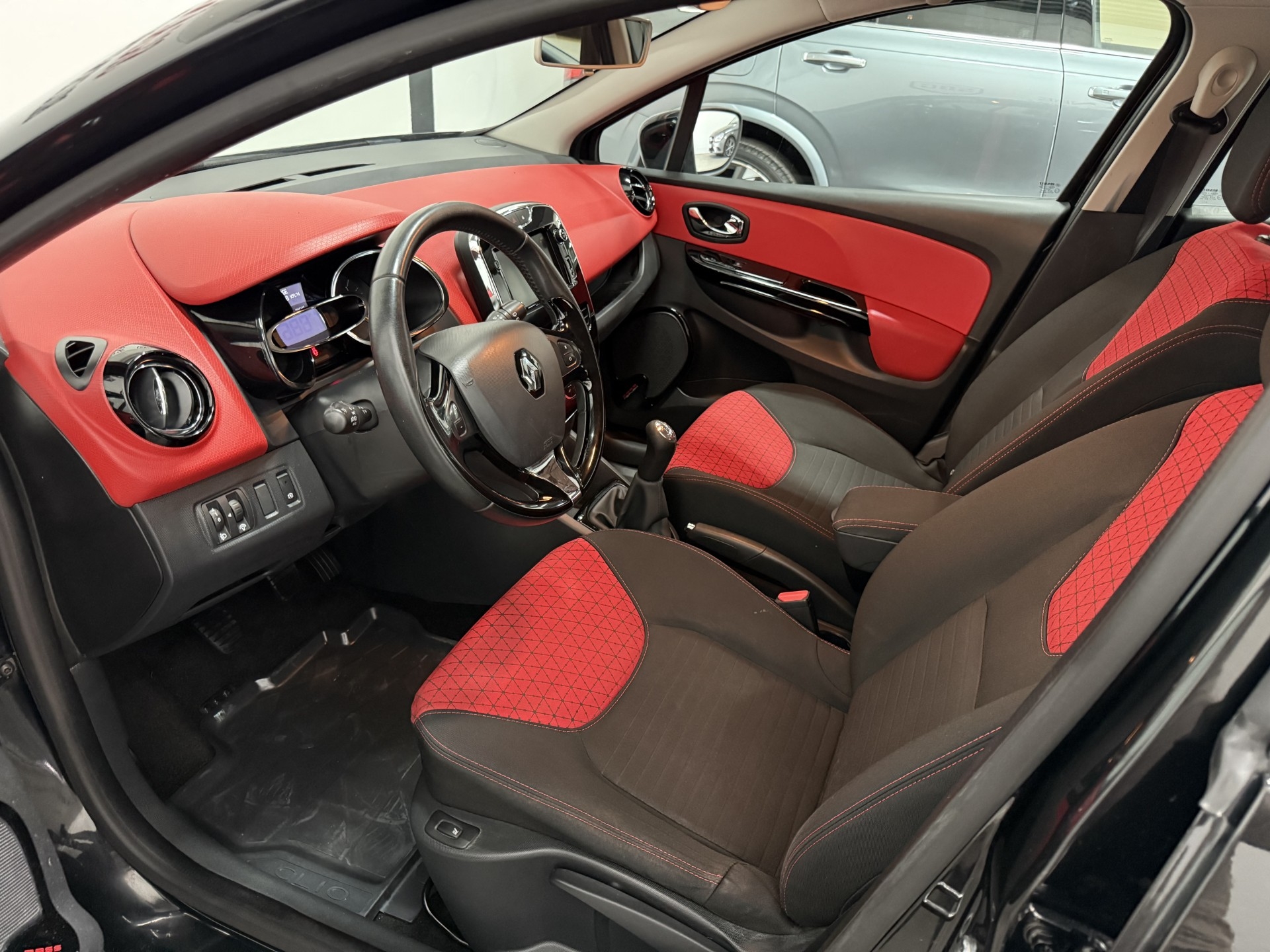 Renault Clio 2014, photo 7/33