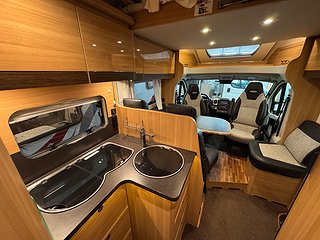 Husbil-halvintegrerad LMC H607 Breezer 150HK AUT  13 av 21
