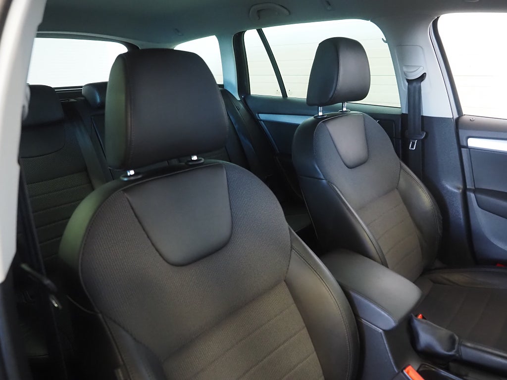 Skoda Octavia Kombi 1.4 TSI 150hk Style Premium Drag P-Värm Nav B-Kam 2017