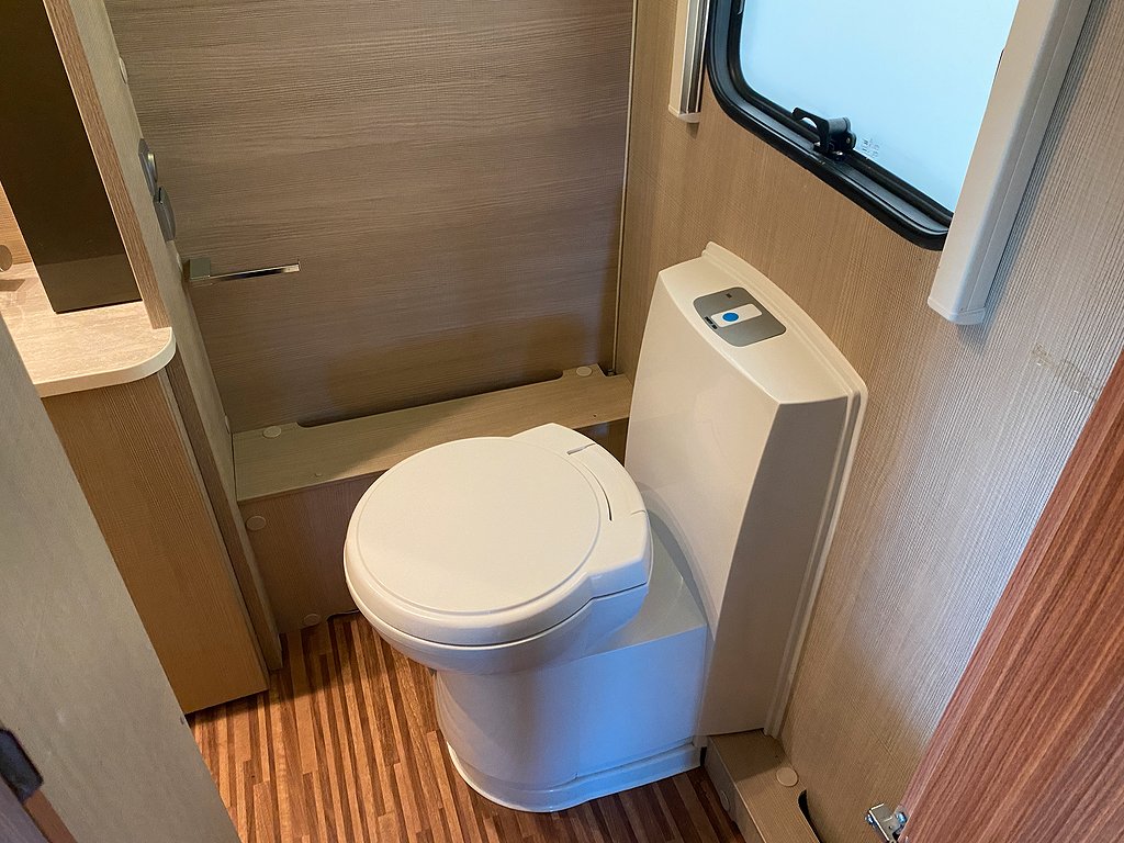 Adria Adora 643 UT / Förtält / ALDE / AC / Bäddskåp - Adria