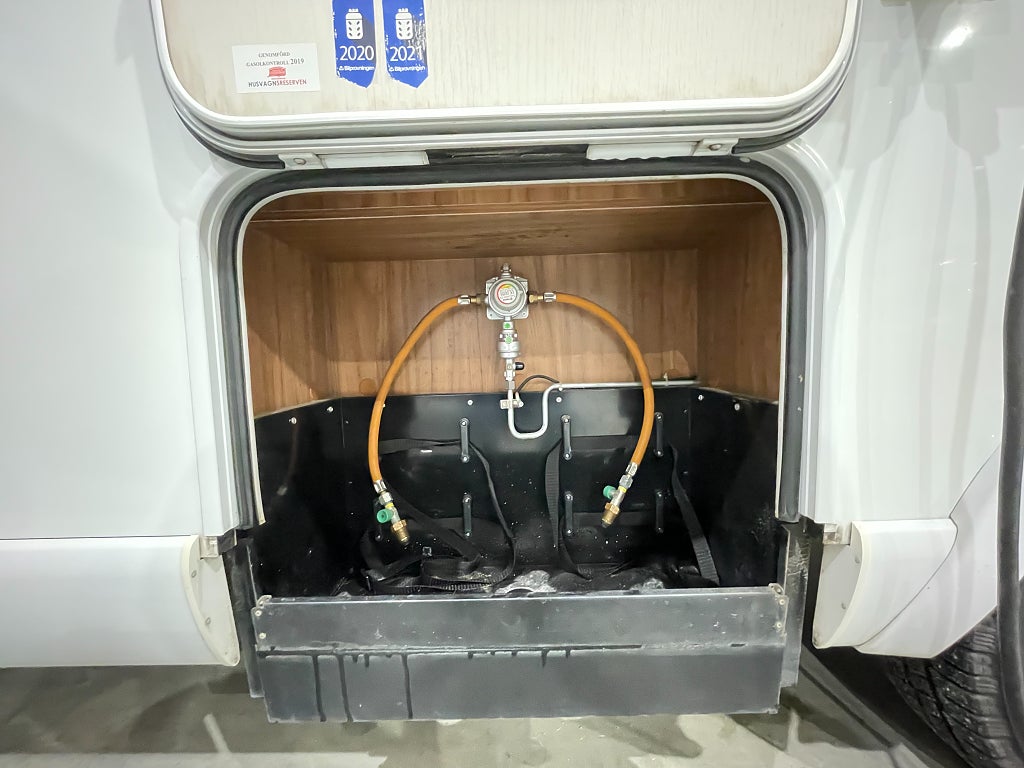 Pilote Essentiel P 740 GJ /ALDE/Solcell/B-körkort/Ugn/Långbäddar - Pilote