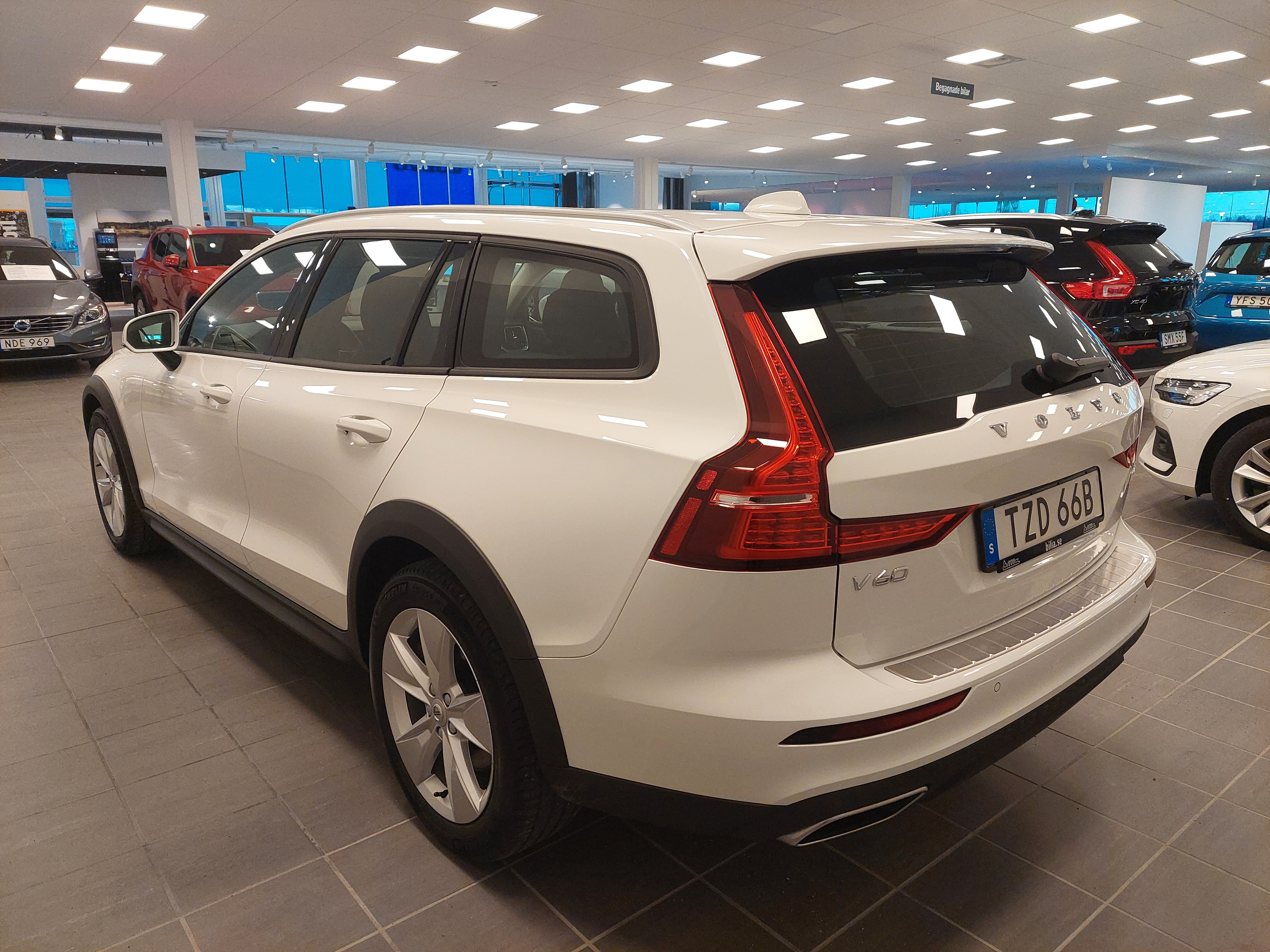 Volvo V60 Cross Country D4 AWD Edition, photo 3/17